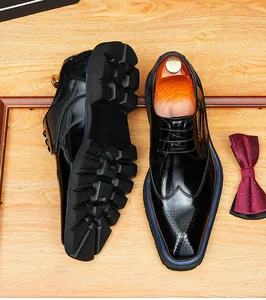 Elegante schwarze Lackleder-Herrenschuhe im Brogue-Stil mit robuster Profilsohle