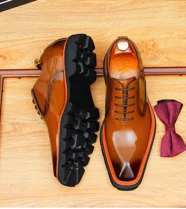 Vue détaillée des chaussures Oxford en cuir marron poli avec semelles épaisses crantées