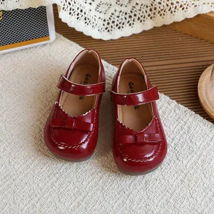 Chaussures vintage en cuir verni rouge pour filles avec nœud papillon et semelles souples.