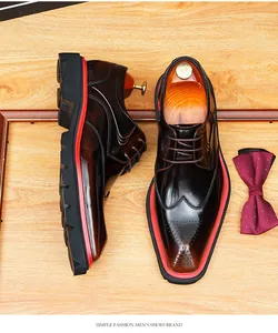 Detail von glänzenden Lederschuhen mit Vintage-Finish und rotem Rand an der Sohle