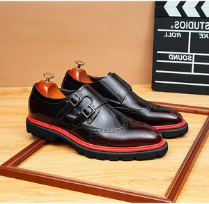 Λεπτομερής όψη των μπορντό δερμάτινων brogue παπουτσιών με κόκκινη χοντρή σόλα