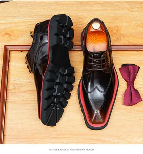 Glänzende Herren-Oxfords mit rotem Rand und dicken Sohlen für einen Retro-britischen Stil
