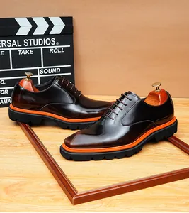 Chaussures Oxford en cuir poli marron foncé avec un design de semelle orange unique