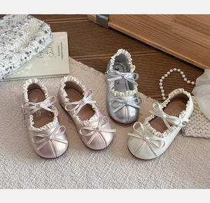 Detailansicht von Mädchen Mary Jane Prinzessinnenschuhen in Silber, Rosa und Weiß