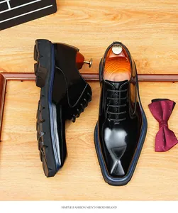 Chaussures richelieu classiques en cuir verni noir pour homme, idéales pour mariage