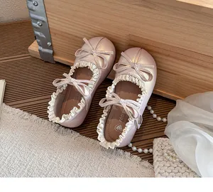 Detailansicht der rosa Mary Jane Schuhe für Mädchen mit elegantem Spitzen- und Schleifendekor.