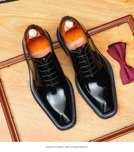 Détail de chaussures Oxford pour hommes en cuir verni avec bout carré et bleu