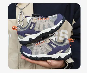 Detailansicht der Kinder-Outdoor-Wanderschuhe mit lila Akzenten und Drehverschluss