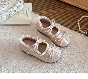 Elegante rosa Mary Jane Lederschuhe für Mädchen mit feinem Spitzenbesatz und Doppelschleifen