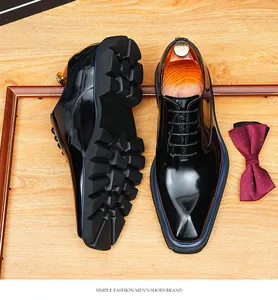 Vue détaillée de chaussures Oxford en cuir noir brillant avec semelles en caoutchouc