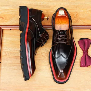 Hochwertige braune Lederherrenschuhe mit Vintage-Finish und roter Akzentsohle