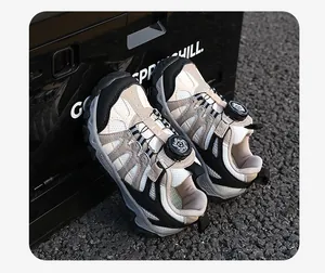 Detailansicht der Kinder-Outdoor-Kletterschuhe mit atmungsaktivem Mesh und Drehverschluss