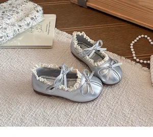 Elegante silberne Mary Jane Schuhe für Mädchen mit cremefarbenem Rüschen und Doppelschleife