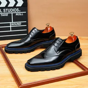 Glänzende schwarze Lackleder-Herrenschuhe im britischen Stil mit dicken blauen Sohlen