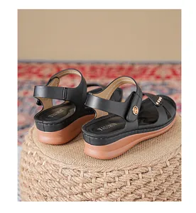 Vue détaillée de confortables sandales compensées noires pour femmes avec bride.