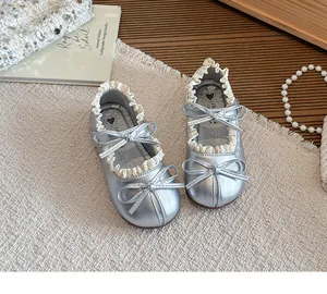 Elegante silberne Mary Jane Schuhe für Mädchen mit feinem Spitzenbesatz und doppelten Schleifen