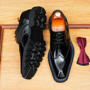 Schwarze Lackleder-Herrenschuhe mit Flügelkappe, dicker Profilsohle und blauem Rand.