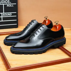 Chaussures richelieu en cuir poli noir de qualité pour hommes avec semelle à crampons.