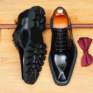 Élégantes chaussures richelieu en cuir verni noir pour hommes avec semelle à crampons