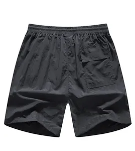 Vista posterior de pantalones cortos de playa gris oscuro para hombre con bolsillo