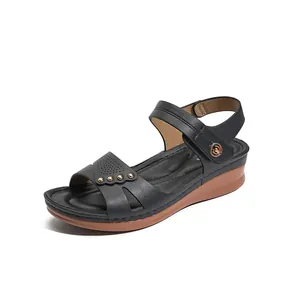 Sandales Compensées Décontractées pour Femmes en Cuir Microfibre Semelle Épaisse Auto-Agrippante Décor de Clous Métalliques Bout Ouvert Chaussures d'Été à Plateforme