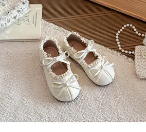 Detailansicht eleganter beiger Mary-Jane-Schuhe für Mädchen mit Rüschen und Bogen