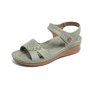 Sandales compensées confortables pour femmes vert sauge avec boucle en métal et plateau.
