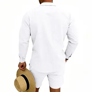 Vue arrière d'un ensemble de plage pour homme en lin blanc avec chemise et short