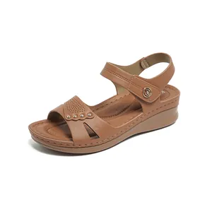 Sandales compensées marron confortables pour femmes avec boucle métal et clous dorés