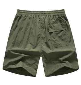 Vista posterior detallada de pantalones cortos verde oliva con cintura y bolsillo flap.