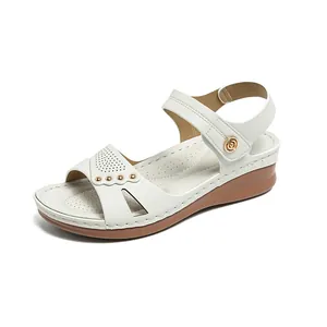 Sandales blanches élégantes à plateforme pour femmes avec boucle dorée et semelle