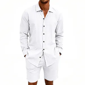 Vue de face d'un ensemble décontracté chemise en lin blanc et short assorti pour homme