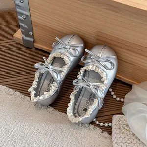 Glänzende silberne Mary Jane Prinzessinnenschuhe für Mädchen mit Schleifen und Spitzenbesatz