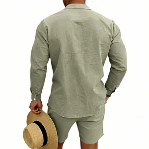Vue arrière de l'ensemble chemise et short en lin vert sauge pour homme avec chapeau