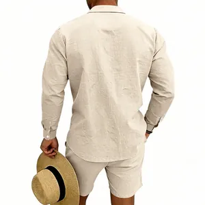 Vue arrière d'un ensemble décontracté en lin beige pour homme avec chemise et short.