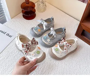 Detalle de zapatos de princesa de malla transpirable para niñas con lazos de flores