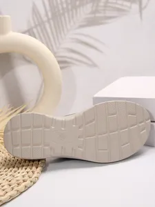 Vista detallada de la suela antideslizante de estas sandalias de plataforma para mujer