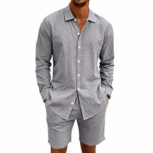 Ensemble décontracté en lin gris pour hommes avec chemise à manches longues et short.