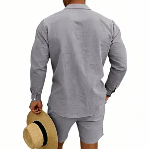 Vue arrière d'un ensemble décontracté en lin gris pour homme avec chemise et short