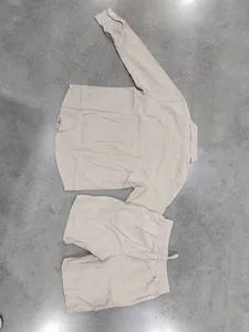 Vue détaillée de l'ensemble décontracté en lin beige pour hommes avec chemise et short de plage