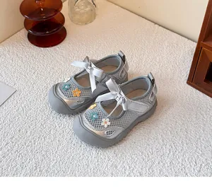 Zapatos de malla plateada para primeros pasos de niños con lazos y flores bordadas