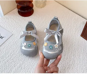 Zapatos de malla plateada para niñas pequeñas con bordado floral y detalle de lazo