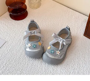 Zapatos de malla gris para niña con lazo de cinta de seda y bordados de flores