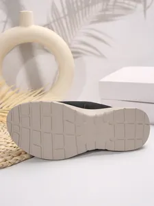 Detalle de la suela antideslizante con patrón de rejilla para sandalias de plataforma