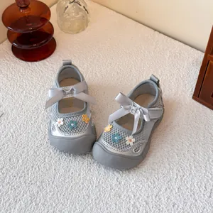 Zapatos de caminar princesa de malla para niña con bordados florales y lazo