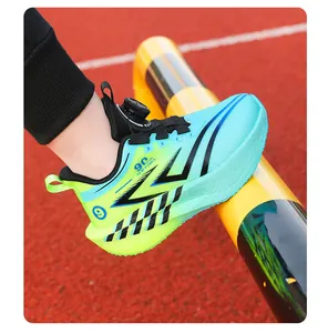 Detailansicht der bunten Kinder-Sportschuhe mit dem praktischen Drehverschluss-System