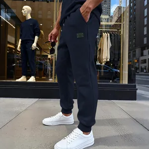 Pantalón de chándal azul marino con textura para hombre, corte relajado y con bolsillos.
