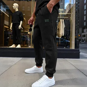 Detalle macro de los pantalones deportivos negros texturizados para hombre con tejido único