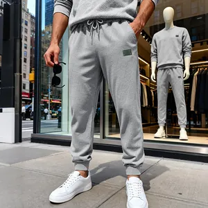 Detalle de pantalones de chándal grises para hombre con textura y tejido de gran peso