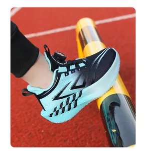 Leichter, atmungsaktiver Sportschuh für Jungen mit praktischem Drehverschluss auf Bahn